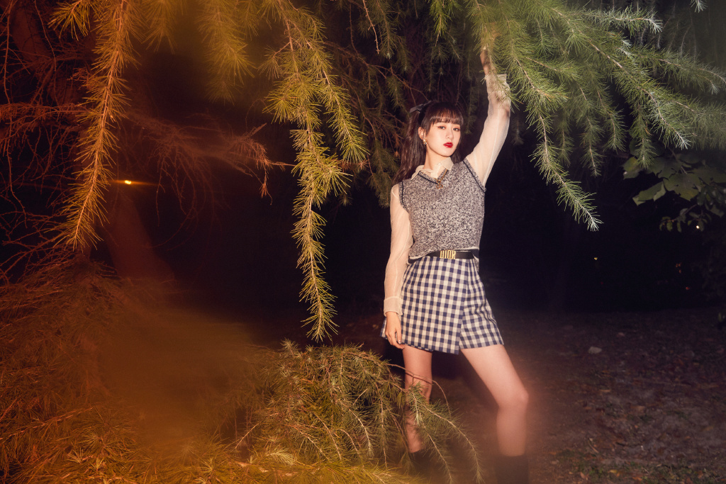 分享一组袁冰妍图片给大家,图中的明星图片壁纸会点缀你的电脑桌面