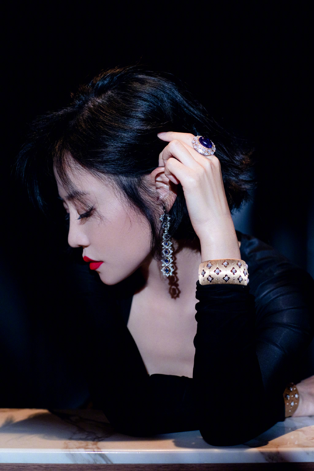 谭卓短发红唇冷艳写真图片13