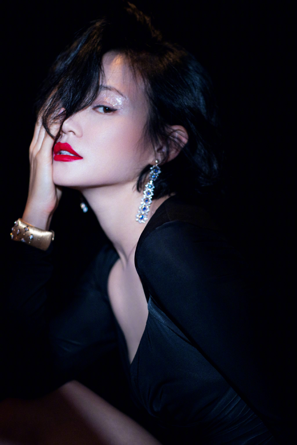 谭卓短发红唇冷艳写真图片79