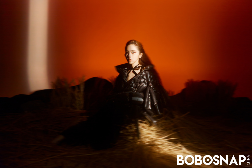 邓紫棋落日原野大片写真图片,分享一组邓紫棋图片给大家,图中的明星