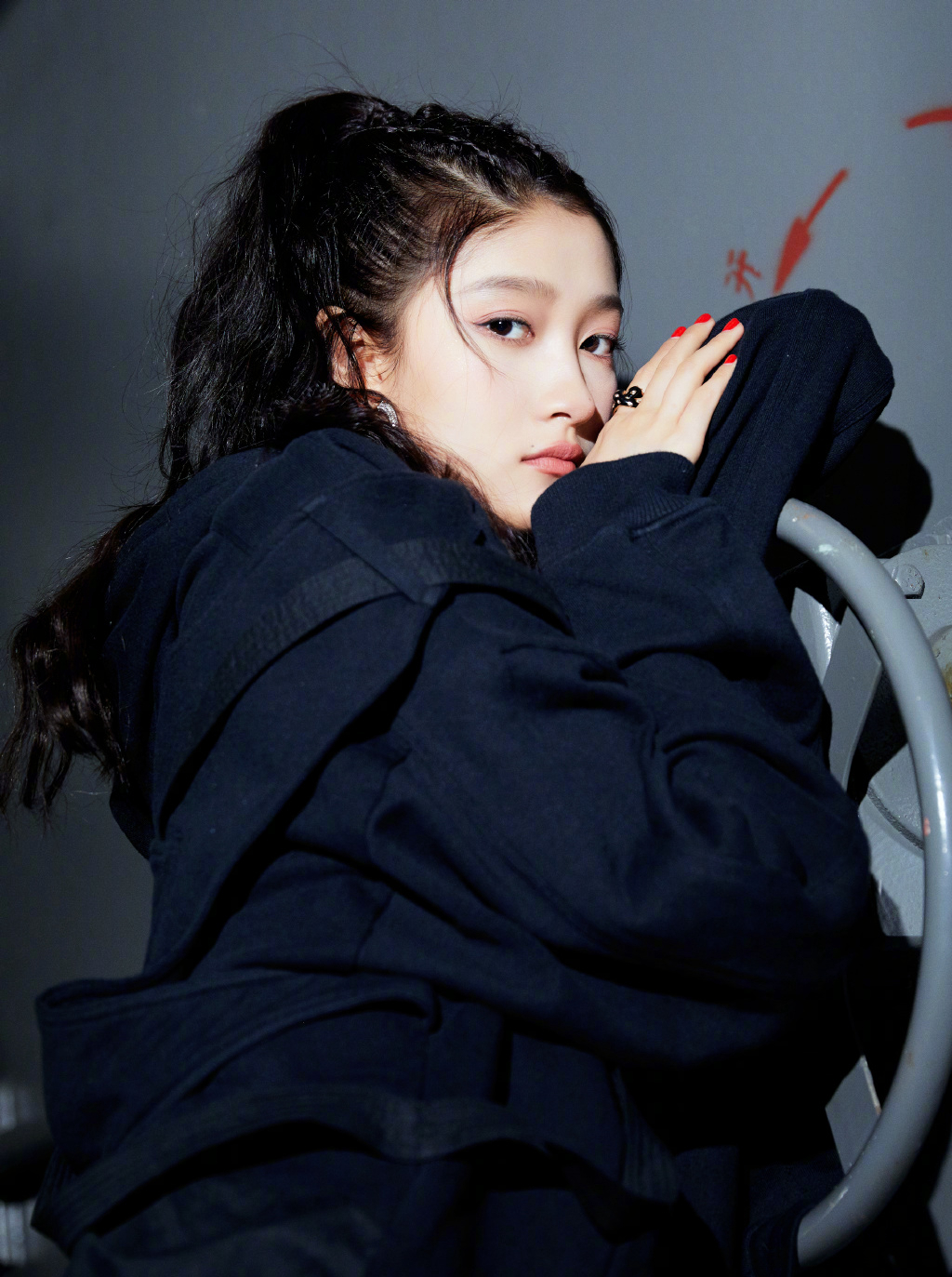 关晓彤卫衣俏皮写真图片14