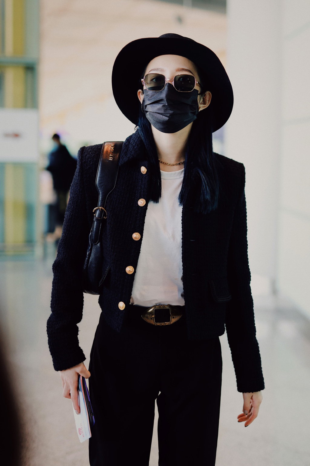 简介:孟美岐黑色装扮酷飒机场照图片,分享一组孟美岐图片给大家,图中