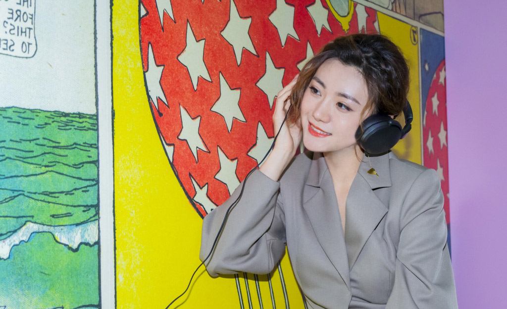 分享一组牟星图片给大家,图中的明星图片壁纸会点缀你的电脑桌面,美化