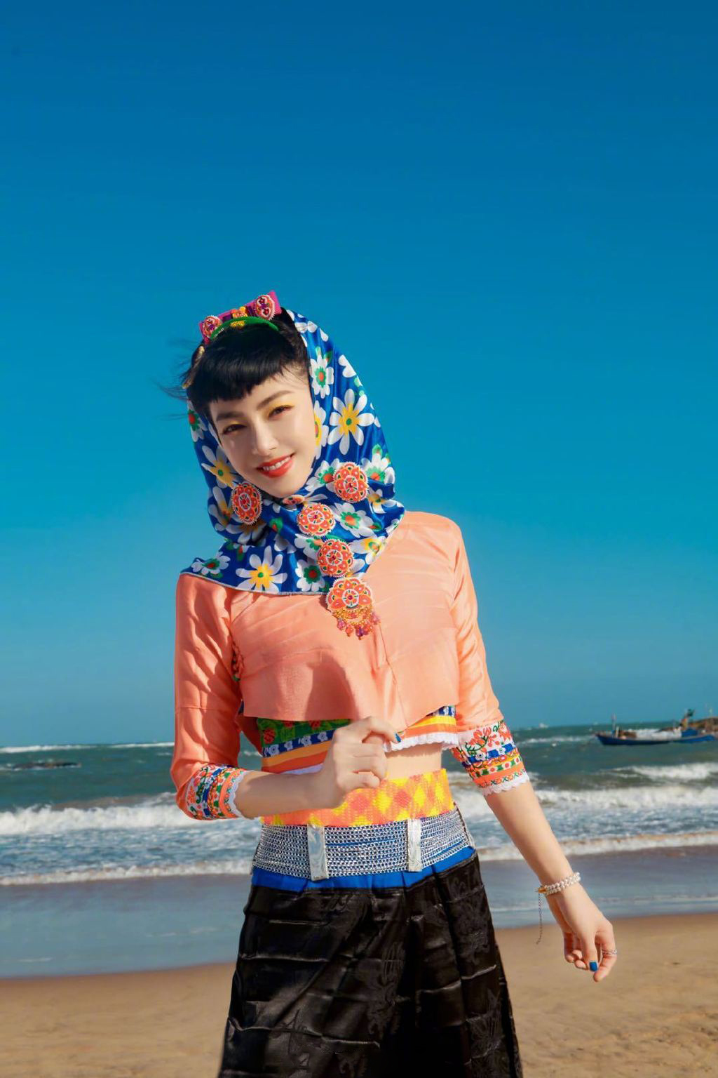 张雨绮碎花头巾造型海边图片25