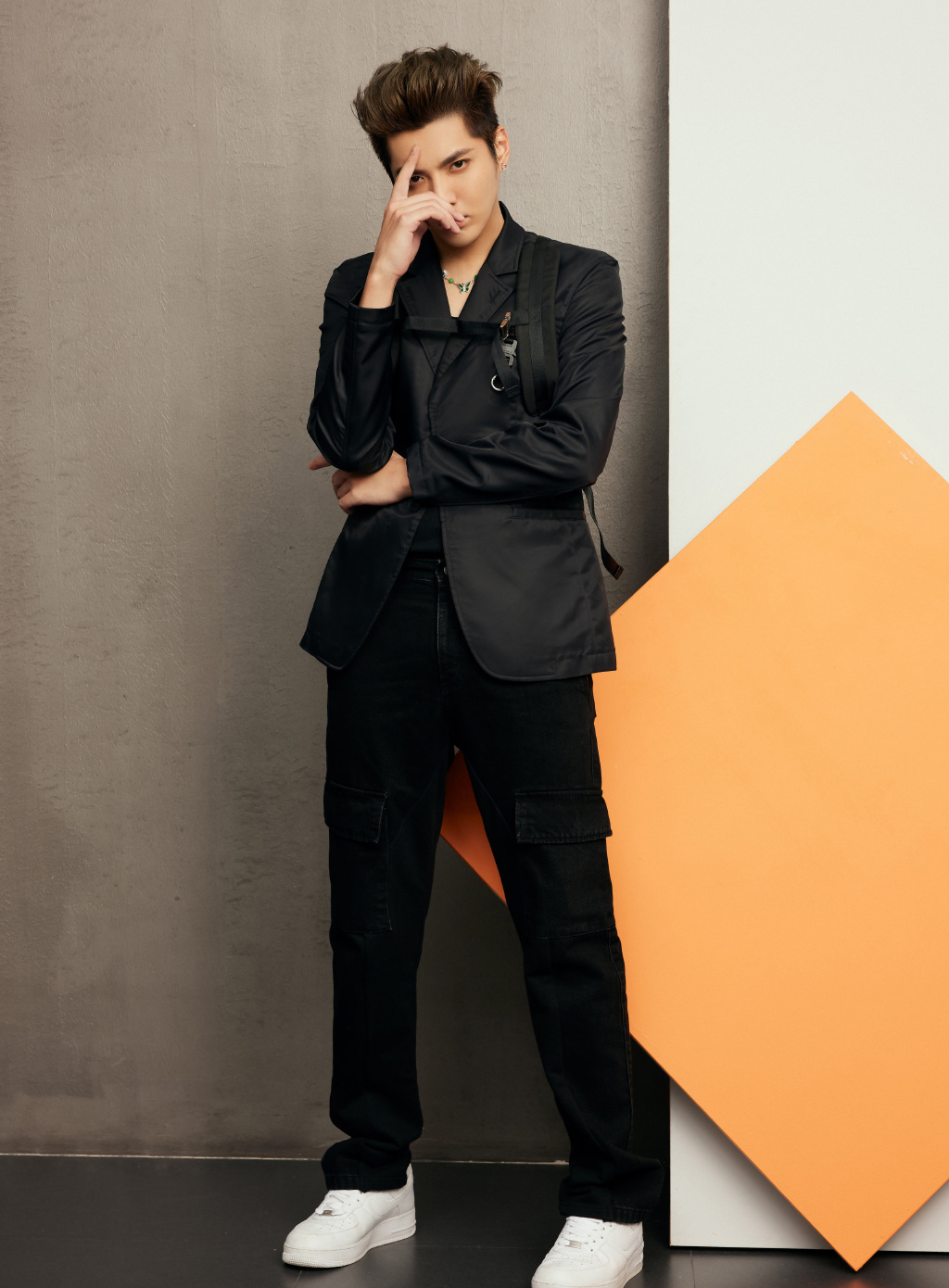 简介:吴亦凡背头黑色系帅气写真图片,分享一组吴亦凡图片给大家,图中