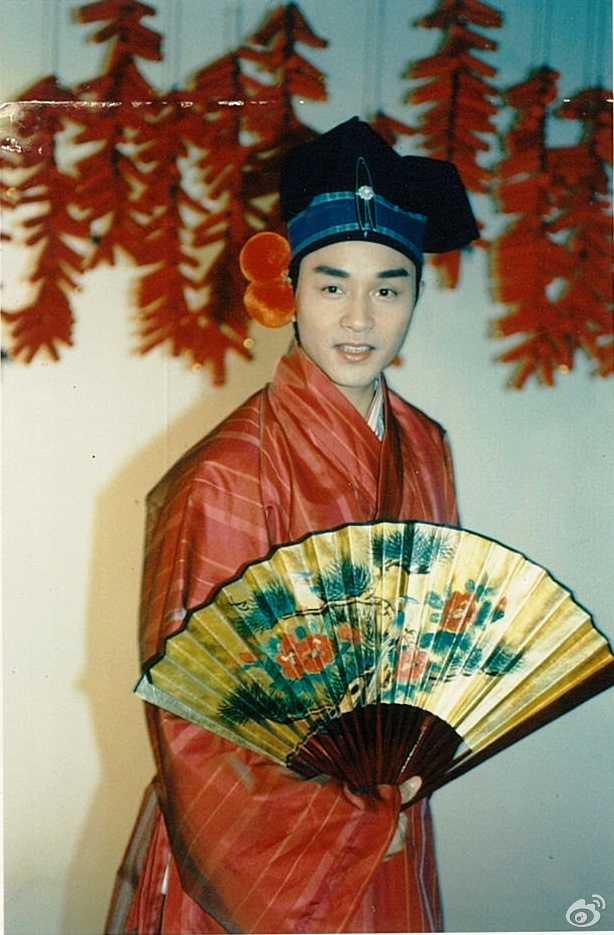 简介:电影《九星报喜》张国荣角色剧照图片,分享一组张国荣图片给大家