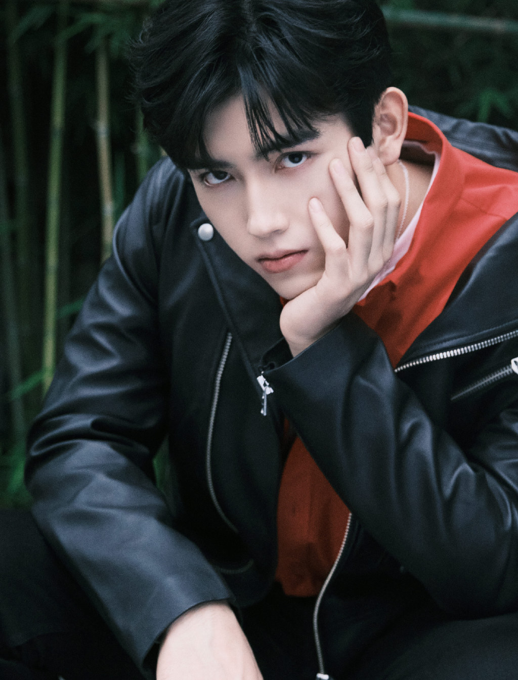 陈飞宇红色衬衫活力帅气写真14