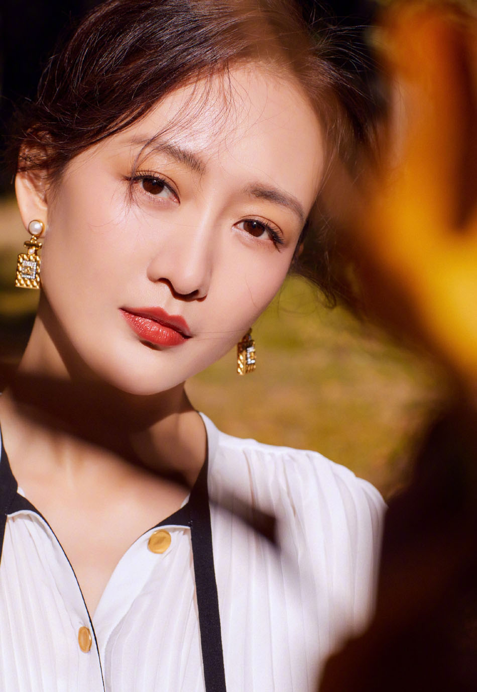 简介:王鸥秋色意境唯美时尚写真图片,分享一组王鸥图片给大家,图中的