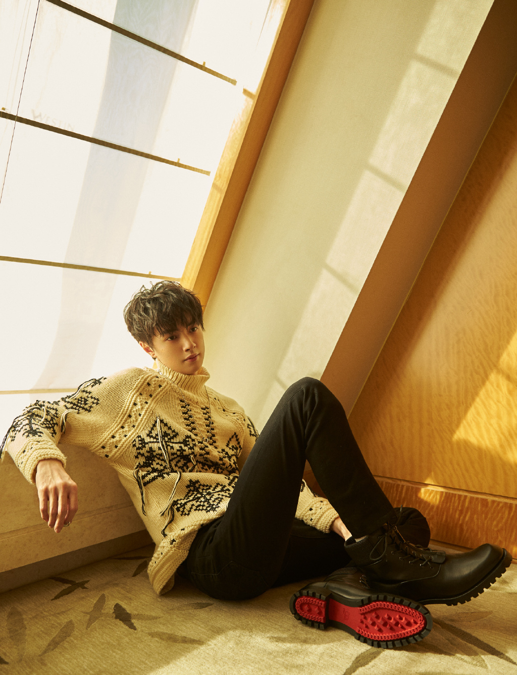 简介:官鸿暖色毛衣帅气写真图片,分享一组官鸿图片给大家,图中的明星