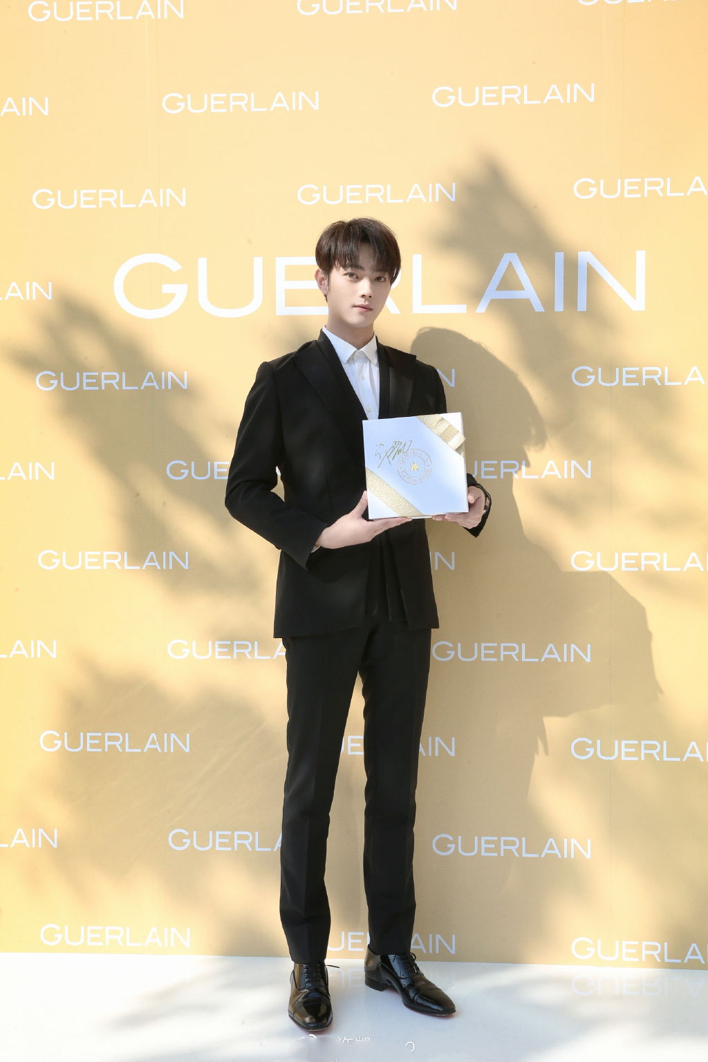 许凯笔挺正装清爽帅气写真图片79