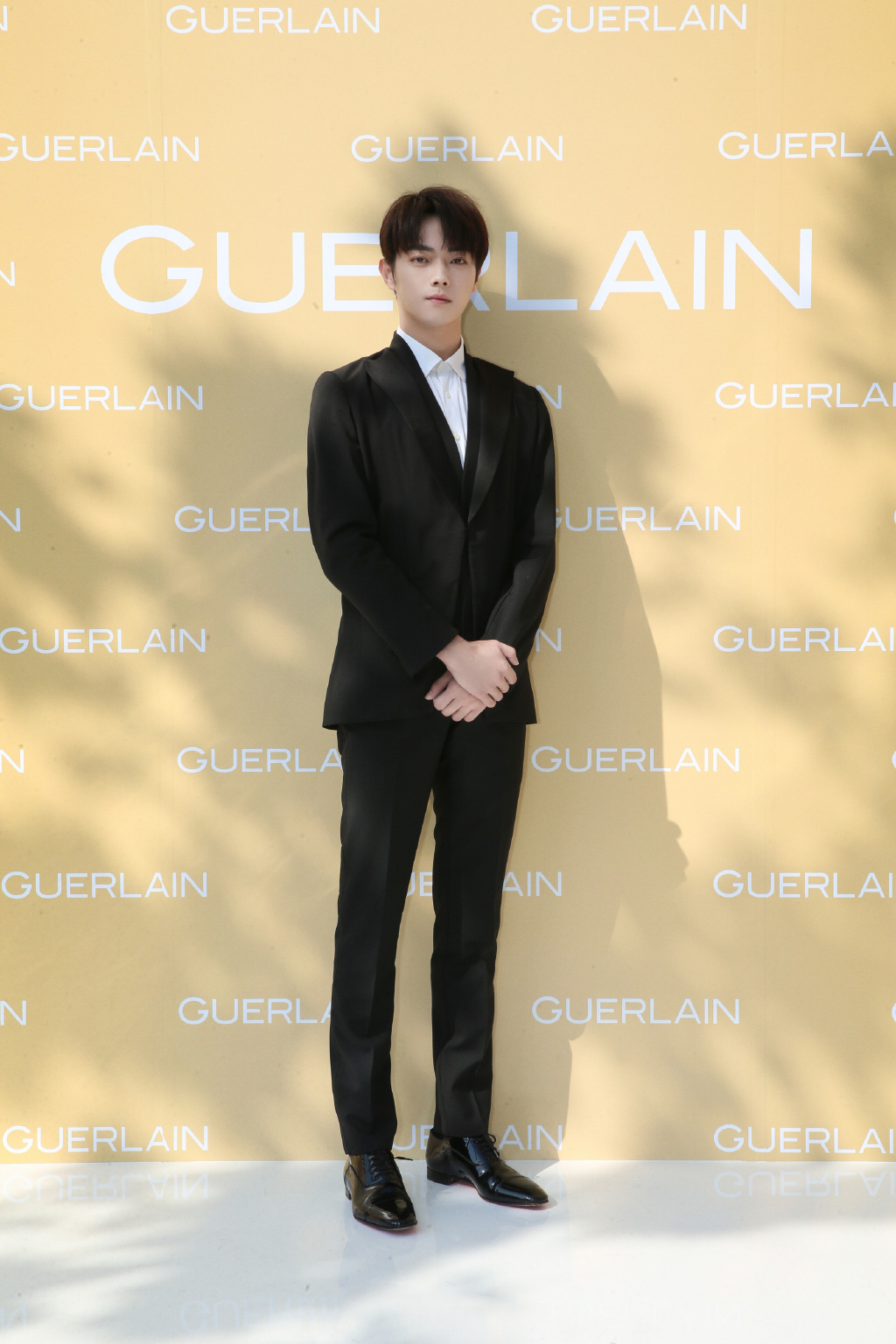 许凯笔挺正装清爽帅气写真图片89