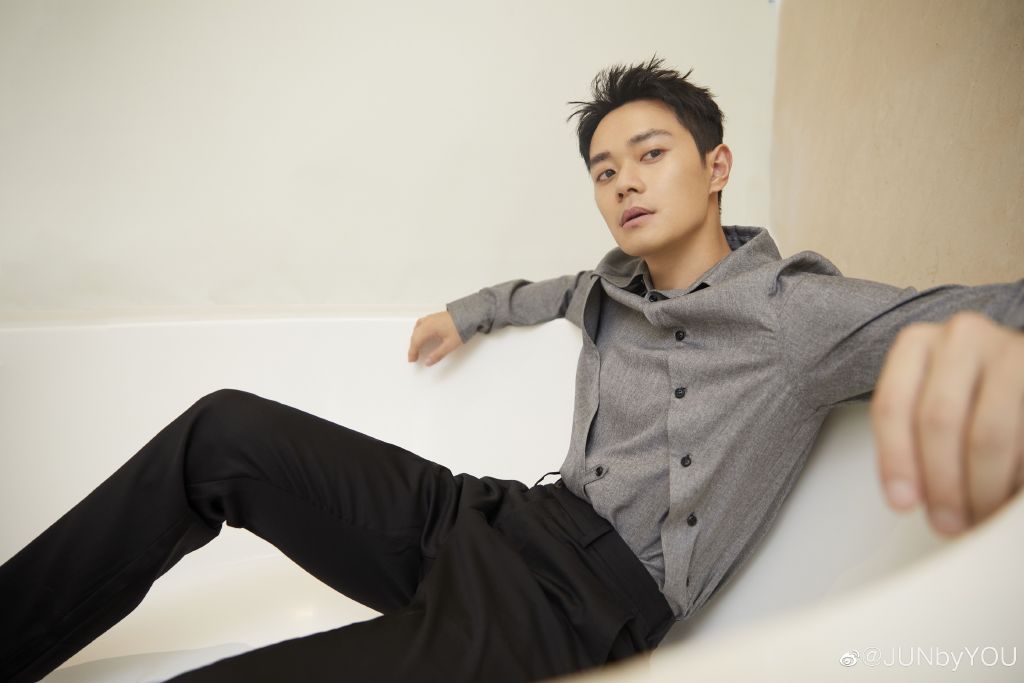 曹骏简约时尚帅气写真图片23