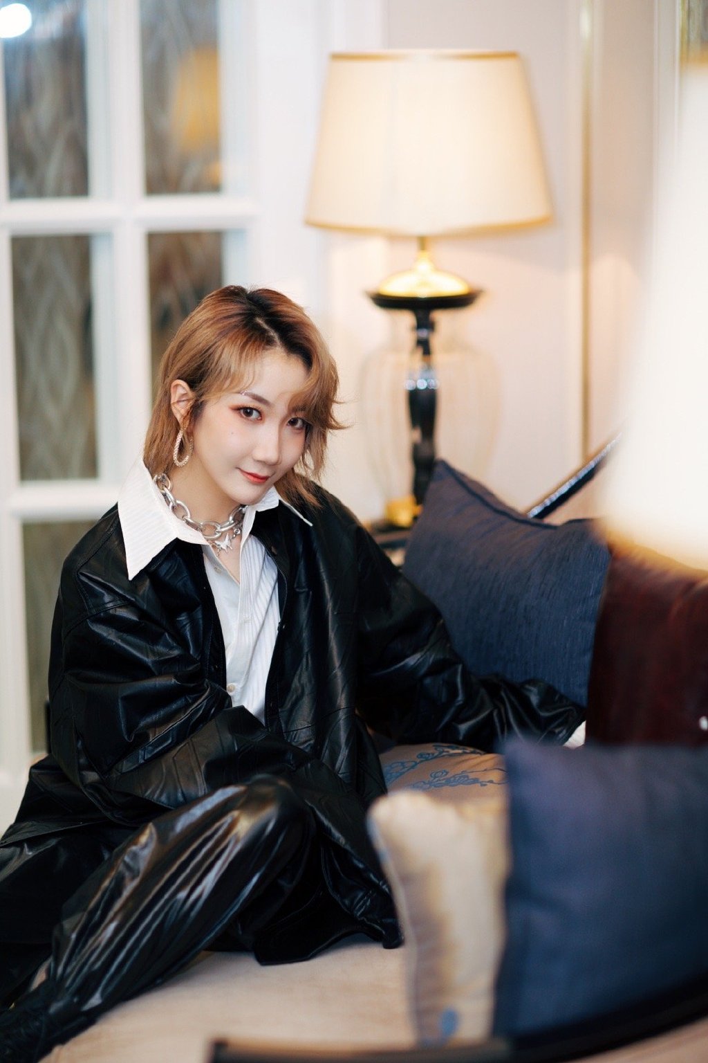 乃万白衬衫黑西装酷飒性感写真78