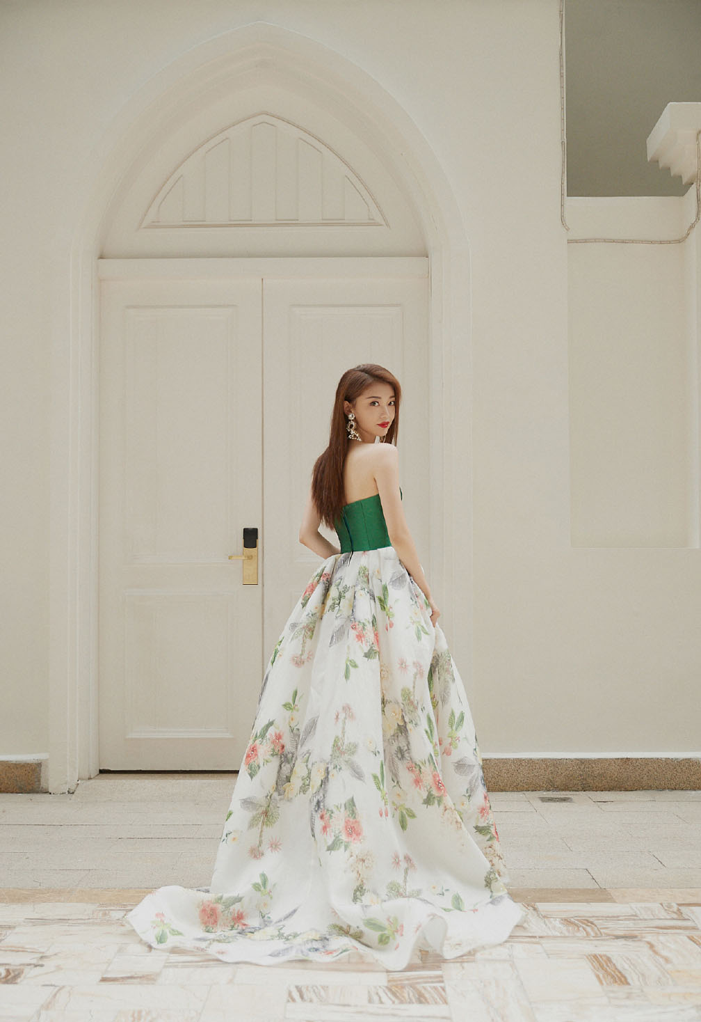 田依桐抹胸花卉长裙性感写真图片59