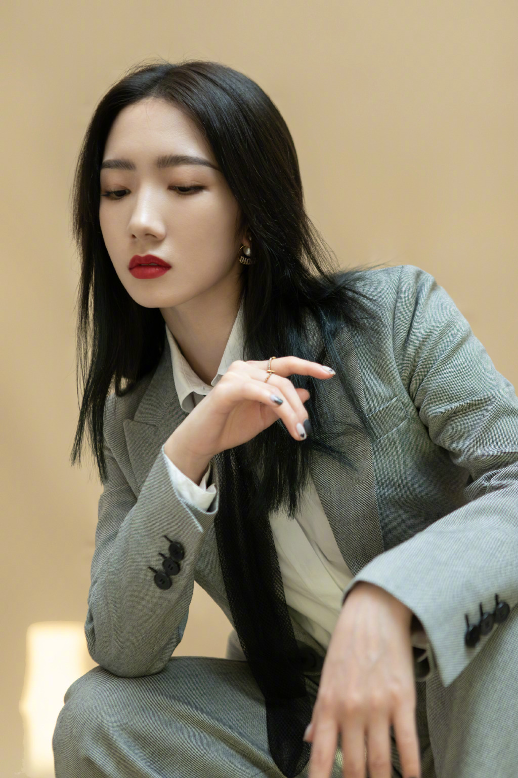 孟美岐西装红唇酷飒写真图片16