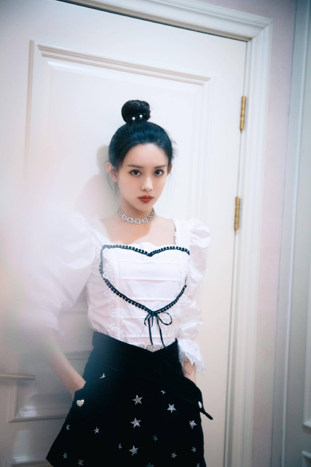 简介:孟子义蕾丝心形衬衫写真图片,分享一组孟子义图片给大家,图中的