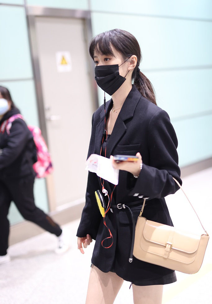 简介:袁冰妍西装皮靴时尚美丽机场照图片,分享一组袁冰妍图片给大家