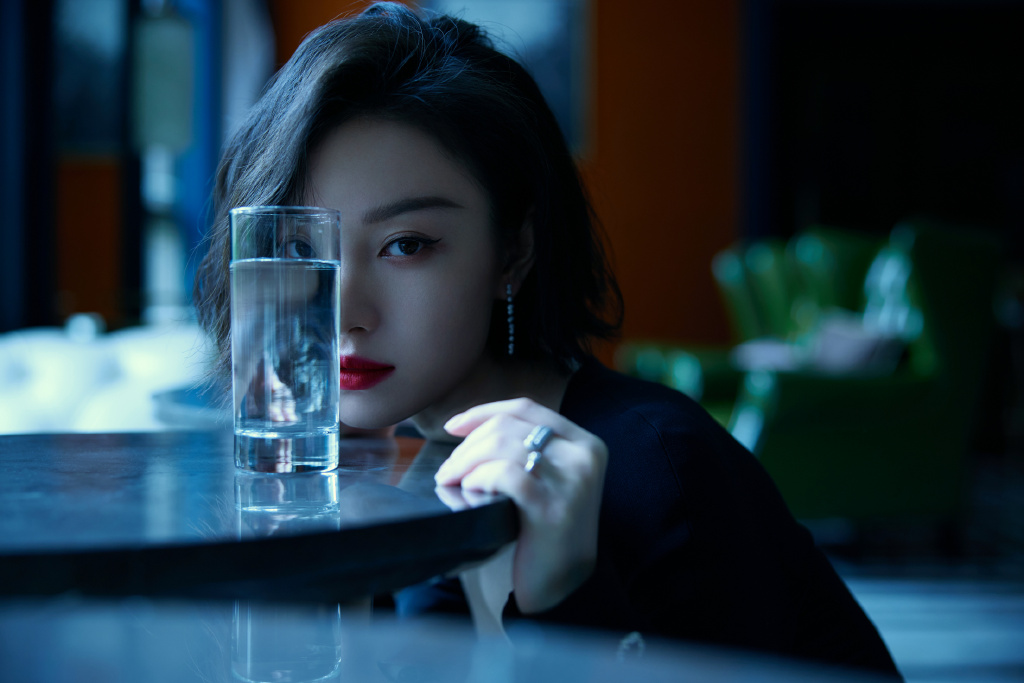 倪妮红唇短发性感写真图片24