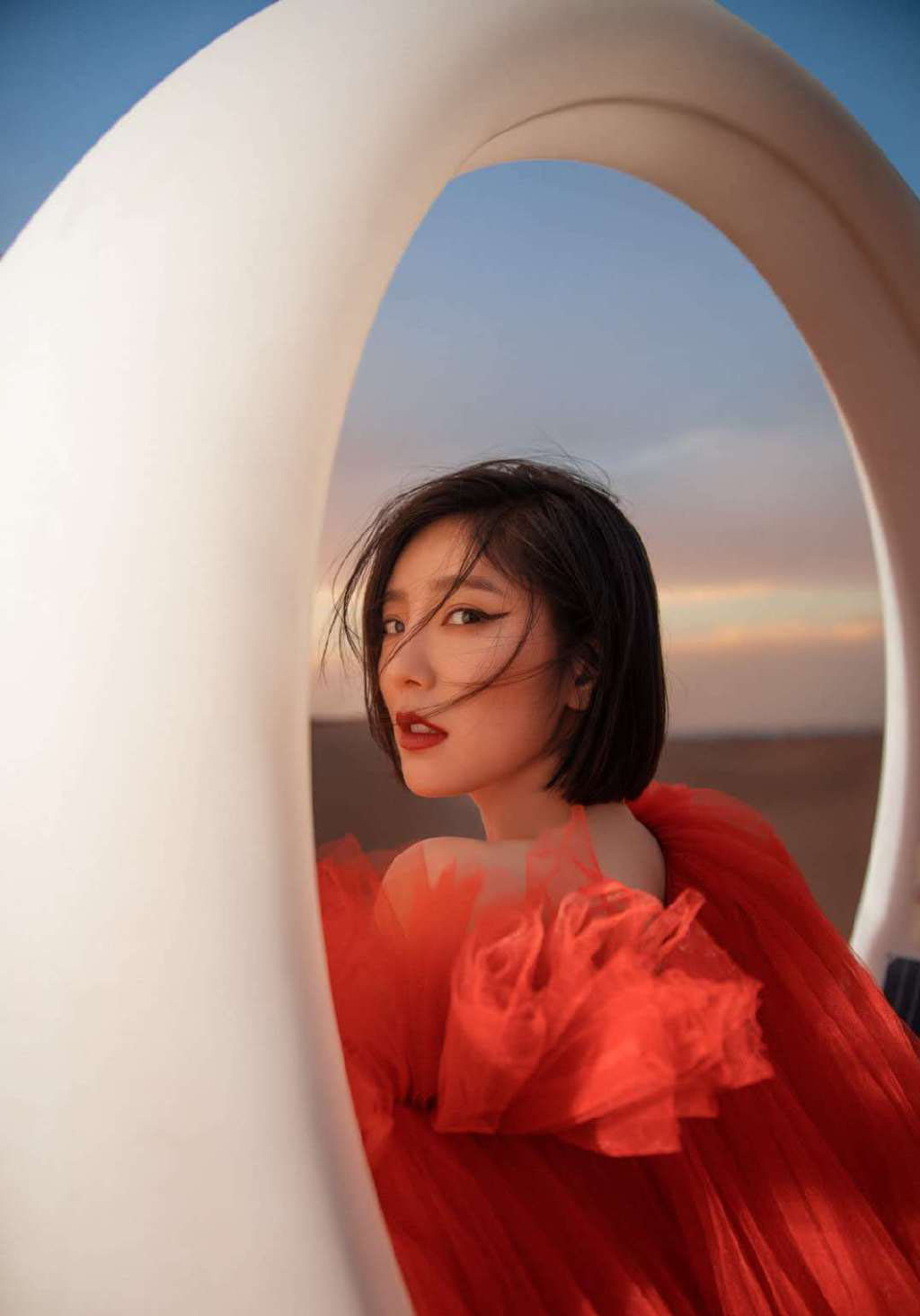 赵奕欢红纱裙性感沙漠写真图片28