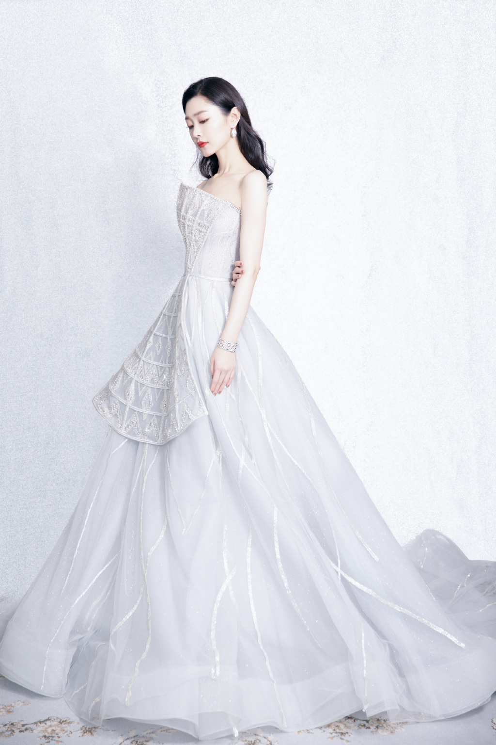 宋轶冰灰色礼服唯美写真图片16