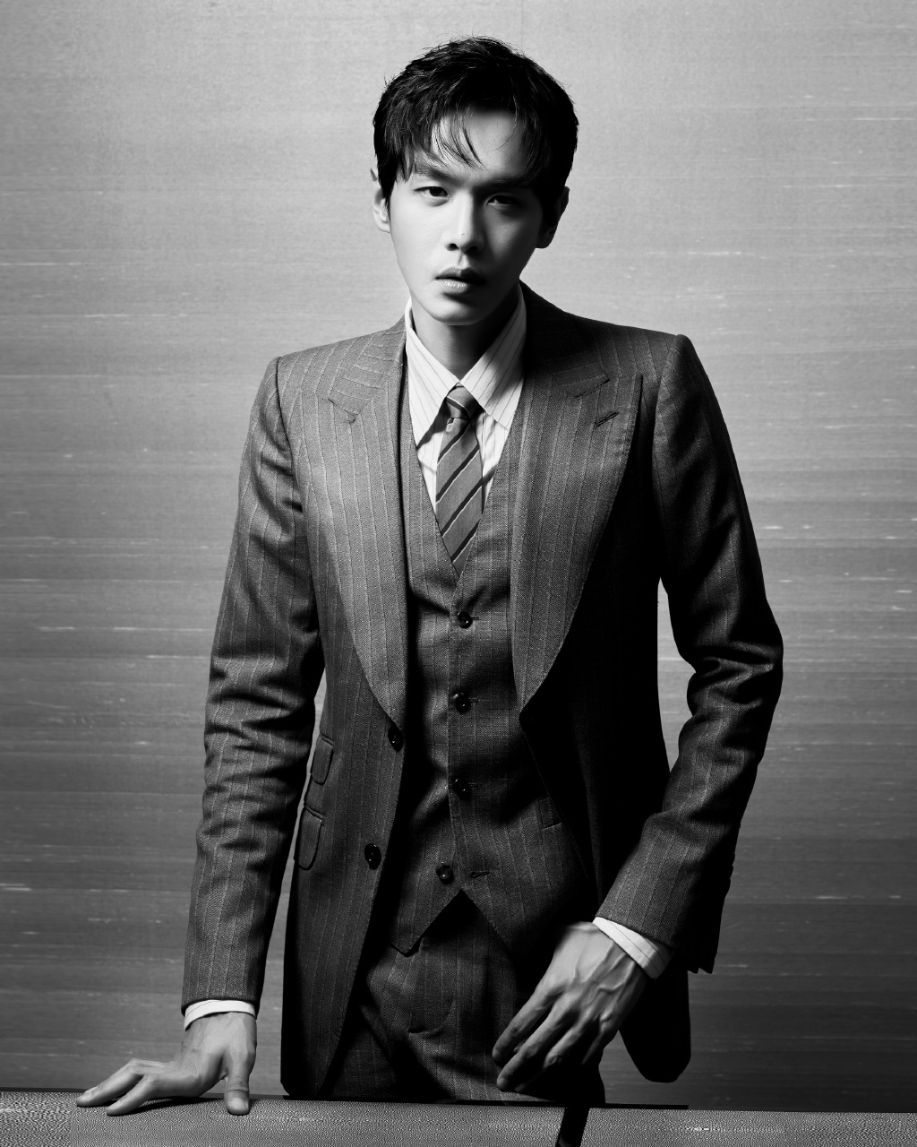张若昀棕灰色西装帅气写真图片,分享一组张若昀图片给大家,图中的明星