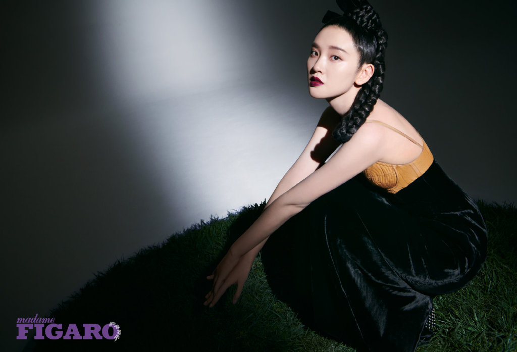 简介:唐艺昕折叠葫芦辫大片写真图片,分享一组唐艺昕图片给大家,图中