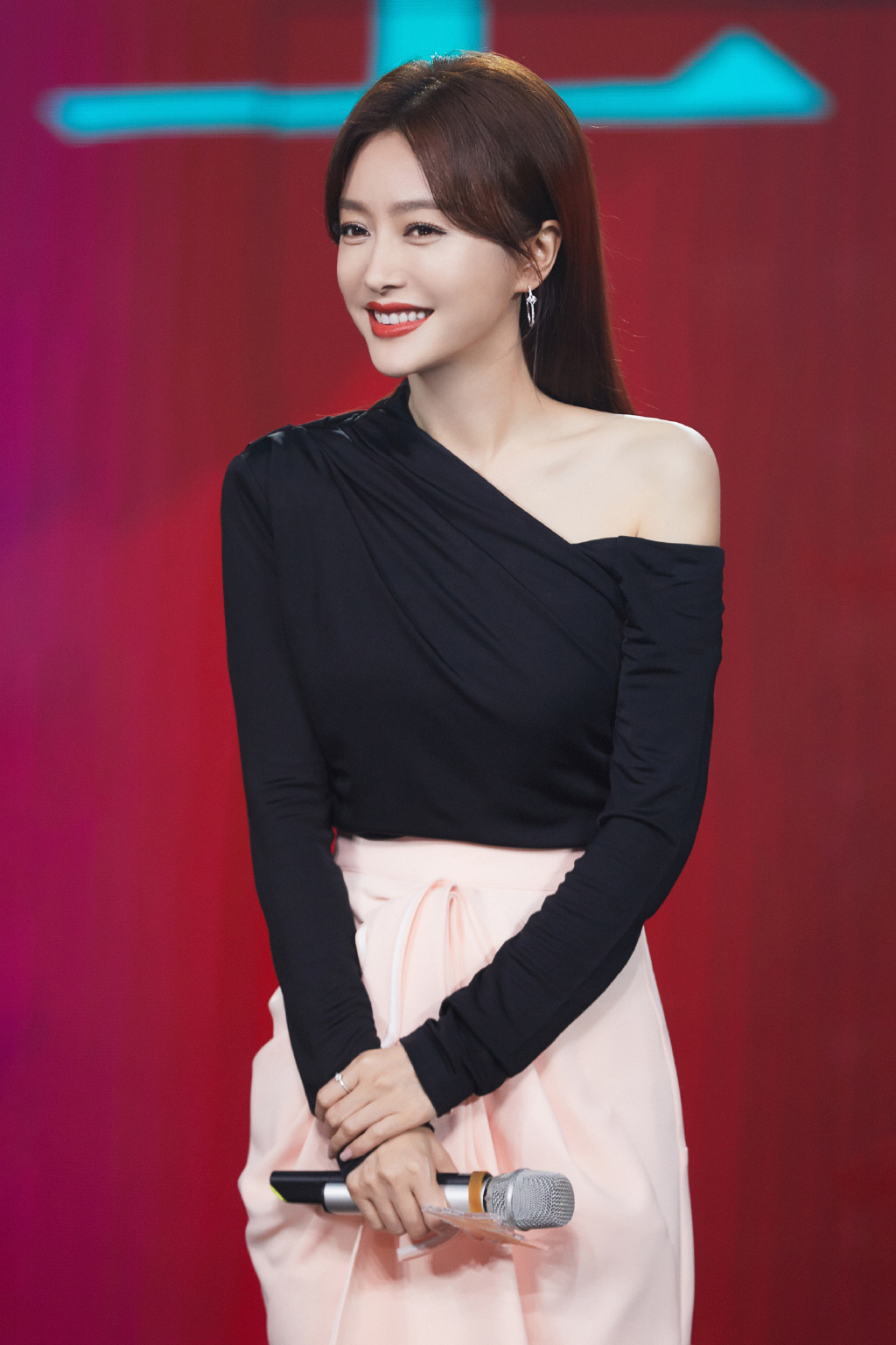 简介:秦岚斜肩礼服性感写真图片,分享一组秦岚图片给大家,图中的明星