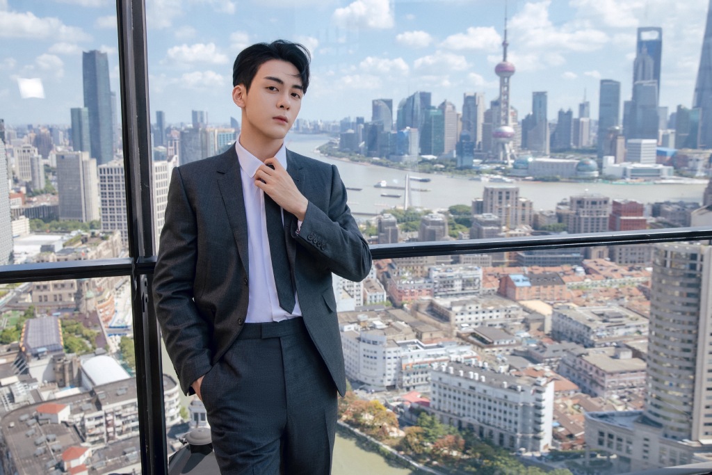 曾舜晞灰色西装帅气写真图片89