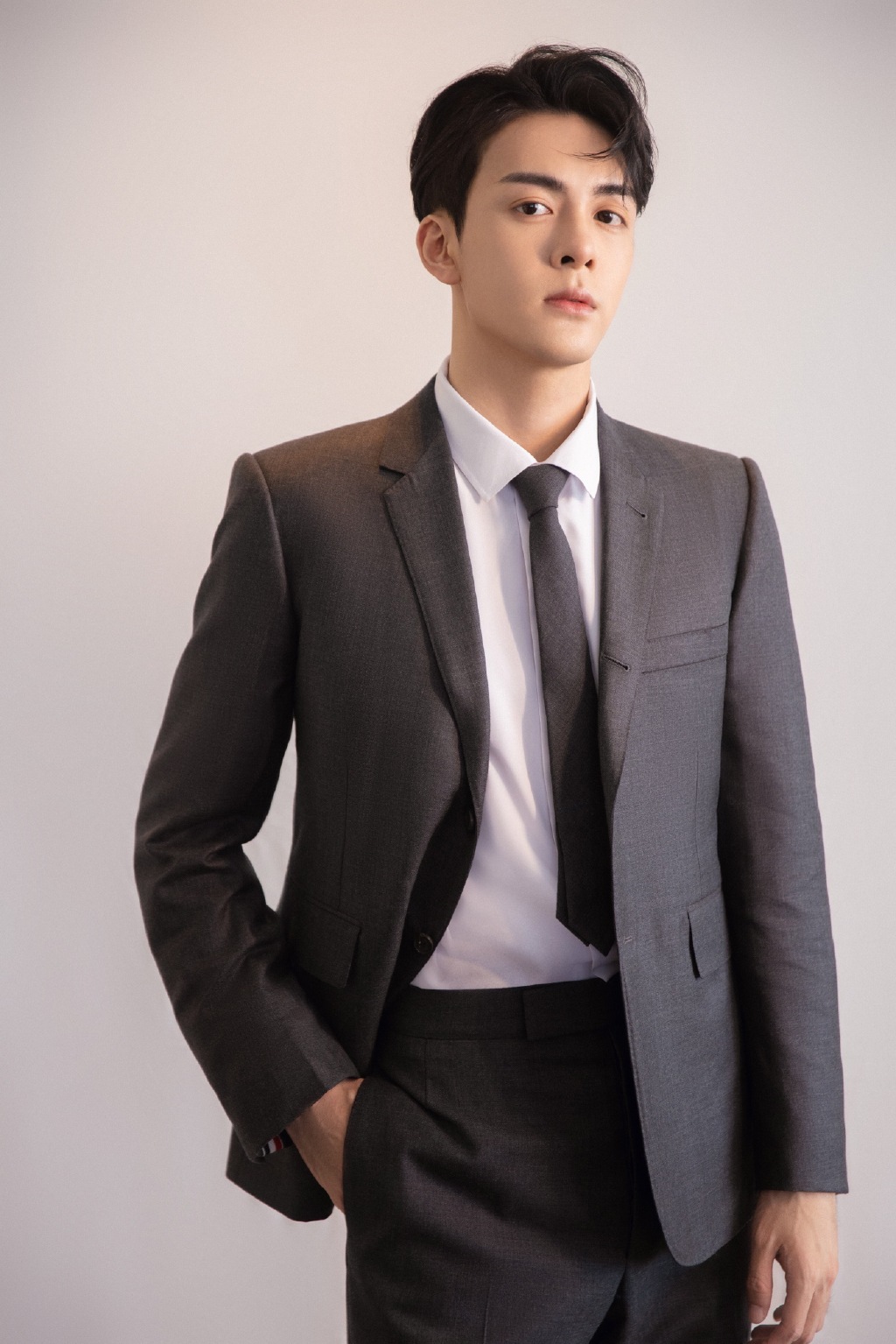 曾舜晞灰色西装帅气写真图片99