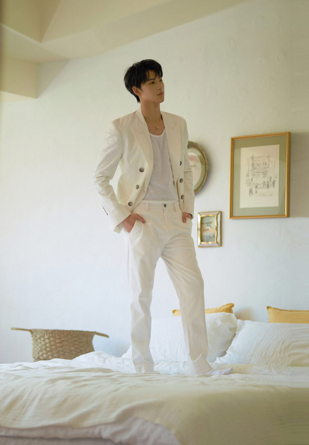 简介:黄俊捷休闲西装帅气写真图片,分享一组黄俊捷图片给大家,图中的