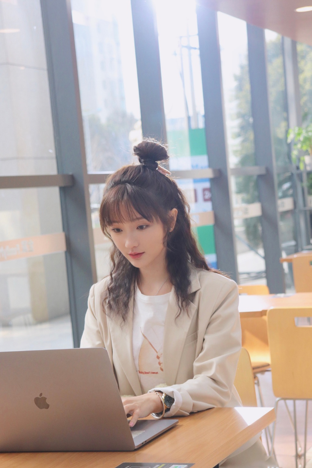 肖燕丸子头西服干练写真图片25