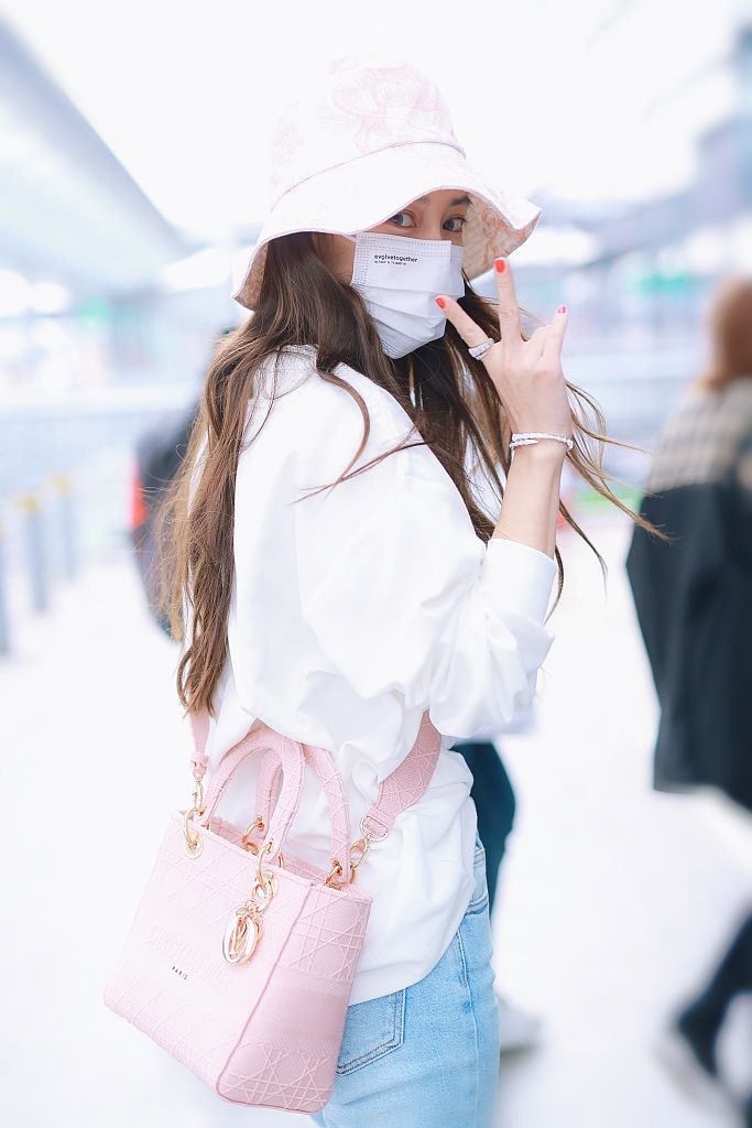 angelababy粉帽卫衣甜美可爱机场照图片46