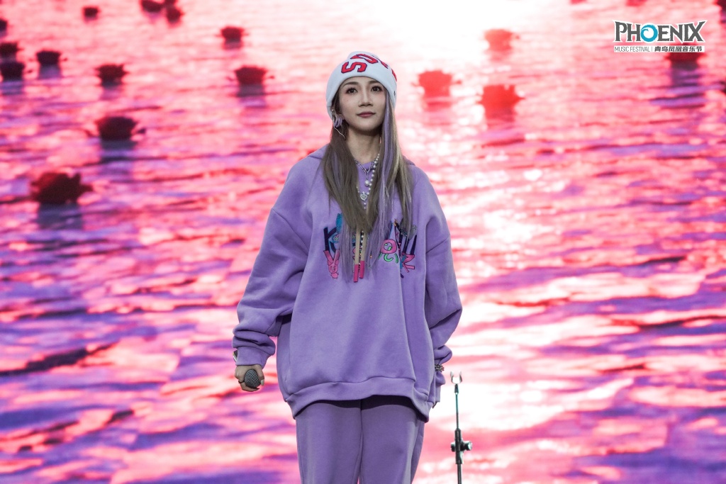 分享一组乃万图片给大家,图中的明星图片壁纸会点缀你的电脑桌面,美化