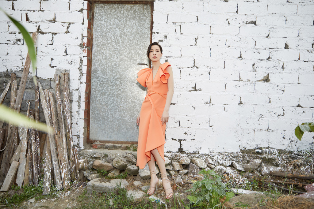 佘诗曼蝴蝶礼裙性感写真图片24