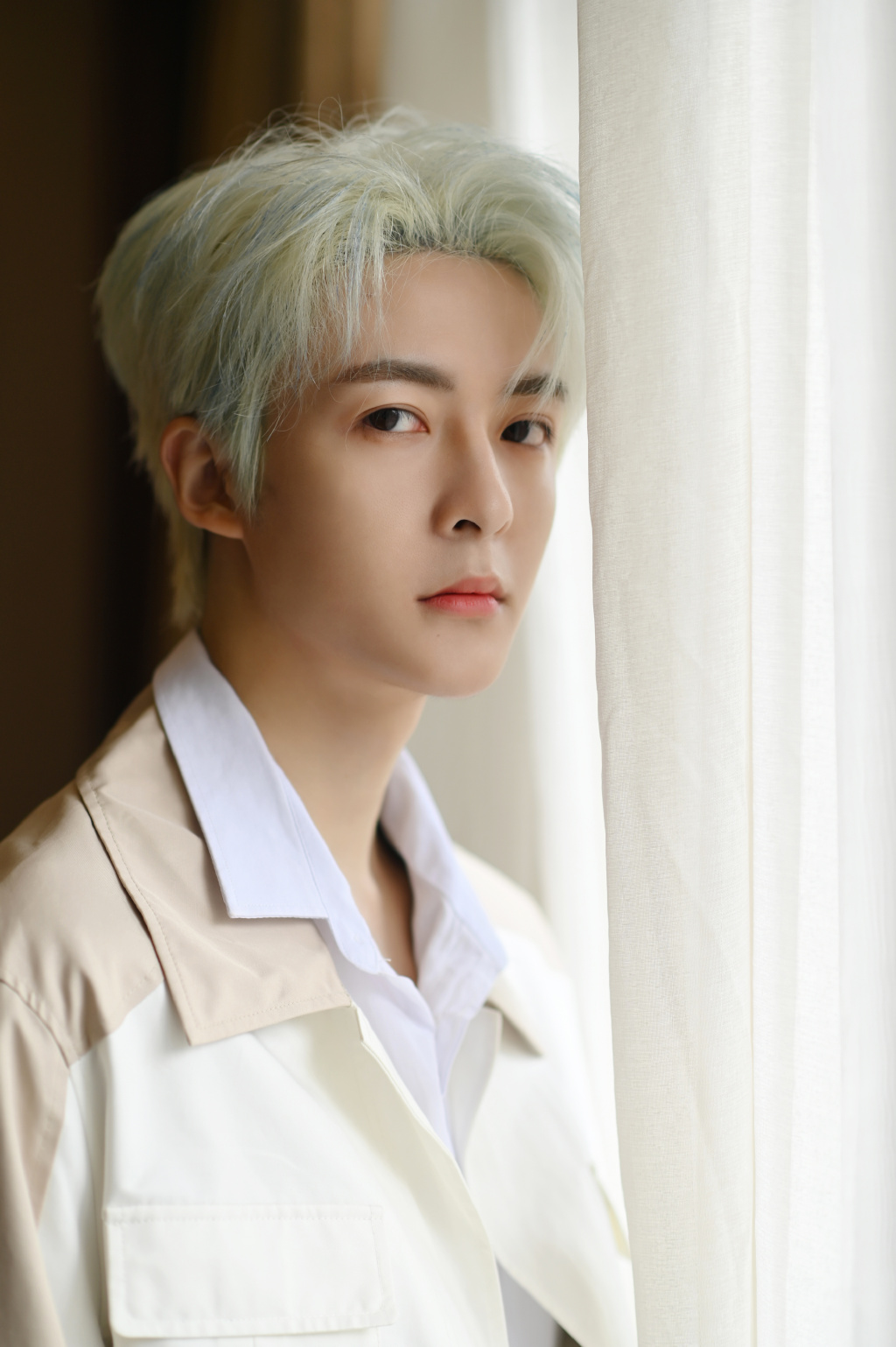 管栎银发造型帅气图片写真58