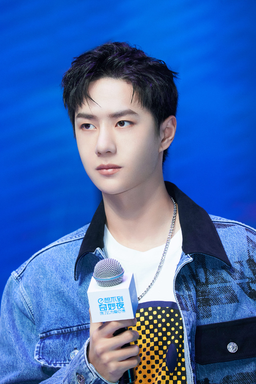 简介:王一博清爽轻潮范帅气写真,分享一组王一博图片给大家,图中的