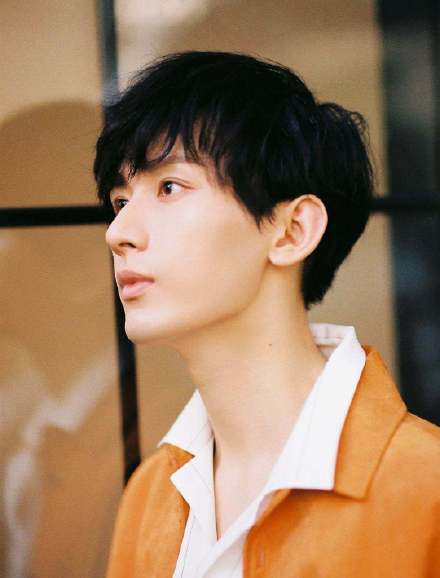 简介:成毅秋日皮衣白衬衣文艺复古写真图片,分享一组