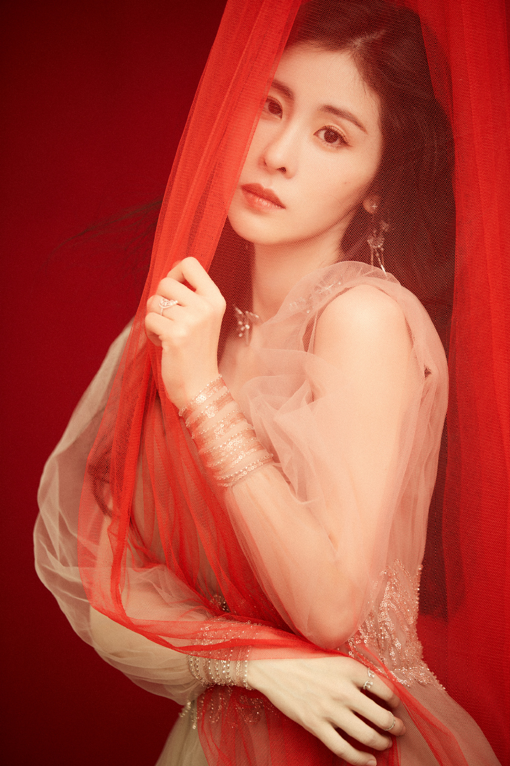 张碧晨琥珀色礼裙性感图片写真79