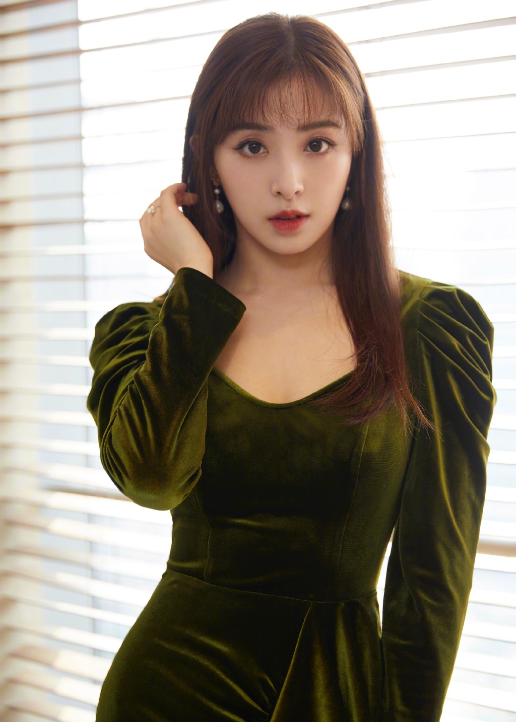 张含韵复古风绿丝绒长裙性感美艳写真图片55