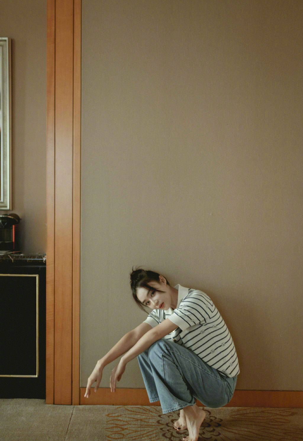 简介:袁姗姗清秀休闲居家写真图片,分享一组袁姗姗图片给大家,图中的