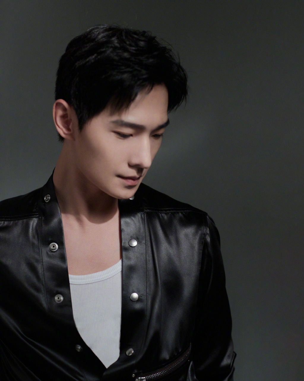 杨洋皮衣白衬衫成熟魅力写真图片412