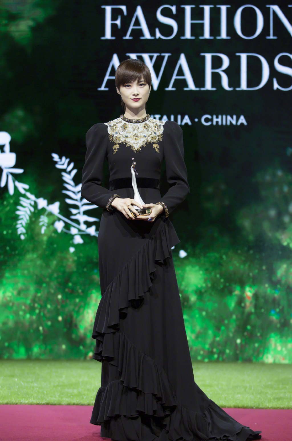 李宇春金色花卉刺绣礼服性感图片写真1215