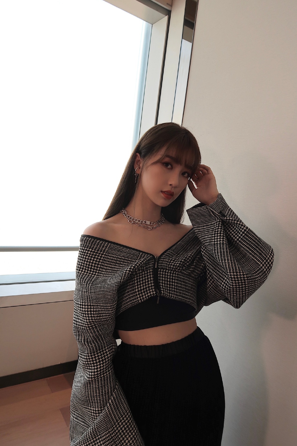 明星图片 大陆 女 the9 > the9虞书欣露肩外套性感写真(4/6)1/6 2/6 3