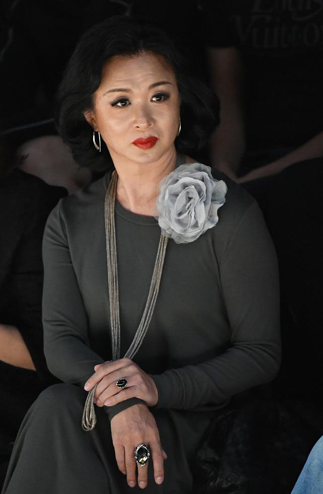 金星灰裙红唇时髦优雅美照图片25