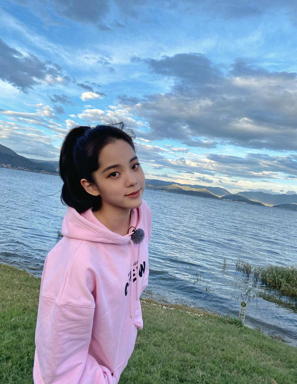 欧阳娜娜粉色卫衣高马尾元气美照图片56