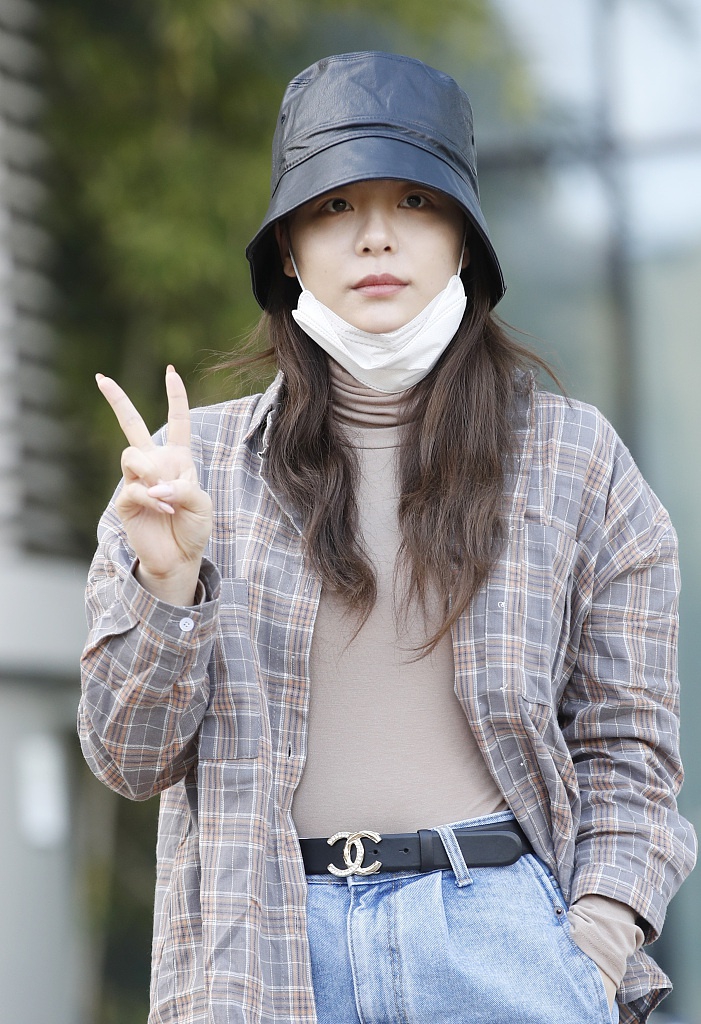 李艺真衬衫牛仔裤皮肤白嫩可爱美照图片24