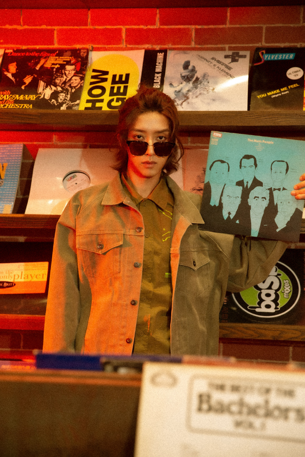 刘畅绿色外套白裤长发帅气写真图片99