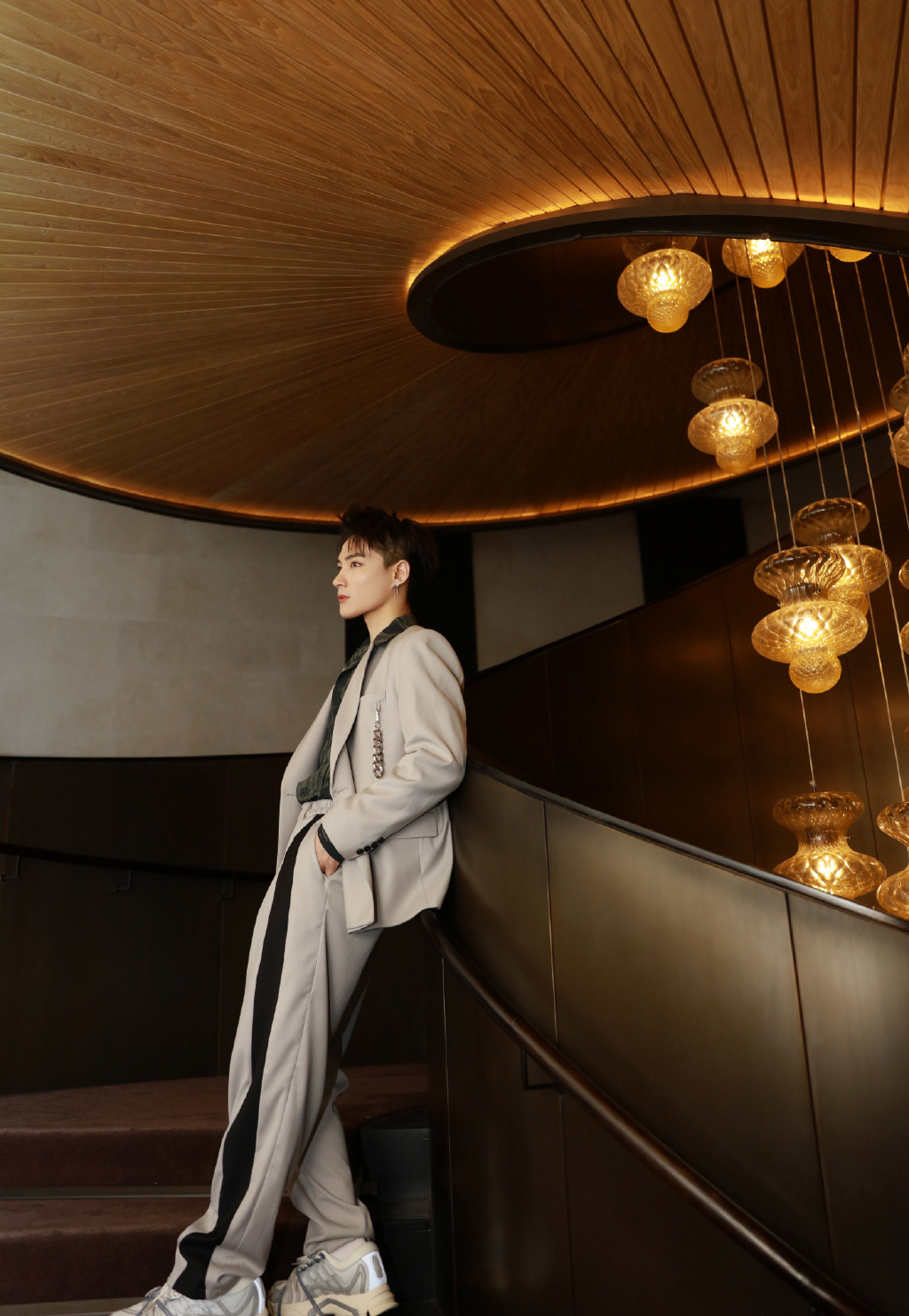 简介:李鑫帅气西装运动裤套装飒气十足写真图片,分享一组李鑫图片给