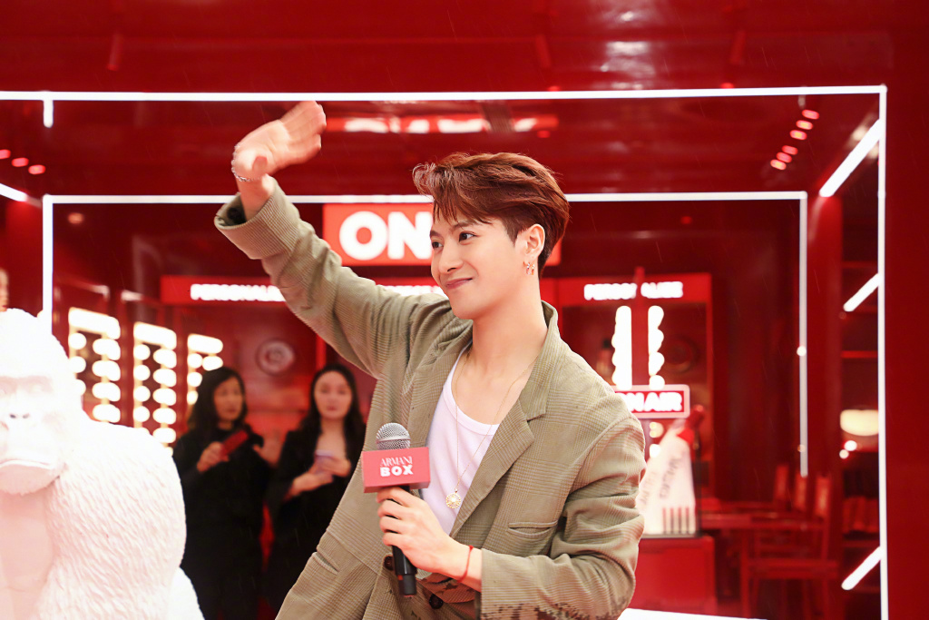 简介:王嘉尔卡其色西装套装帅气撩人帅照图片,分享一组王嘉尔图片给