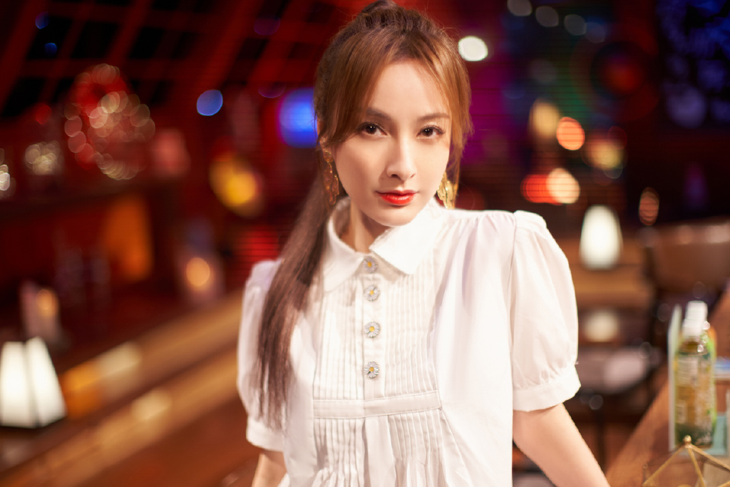 分享一组吴昕图片给大家,图中的明星图片壁纸会点缀你的电脑桌面,美化